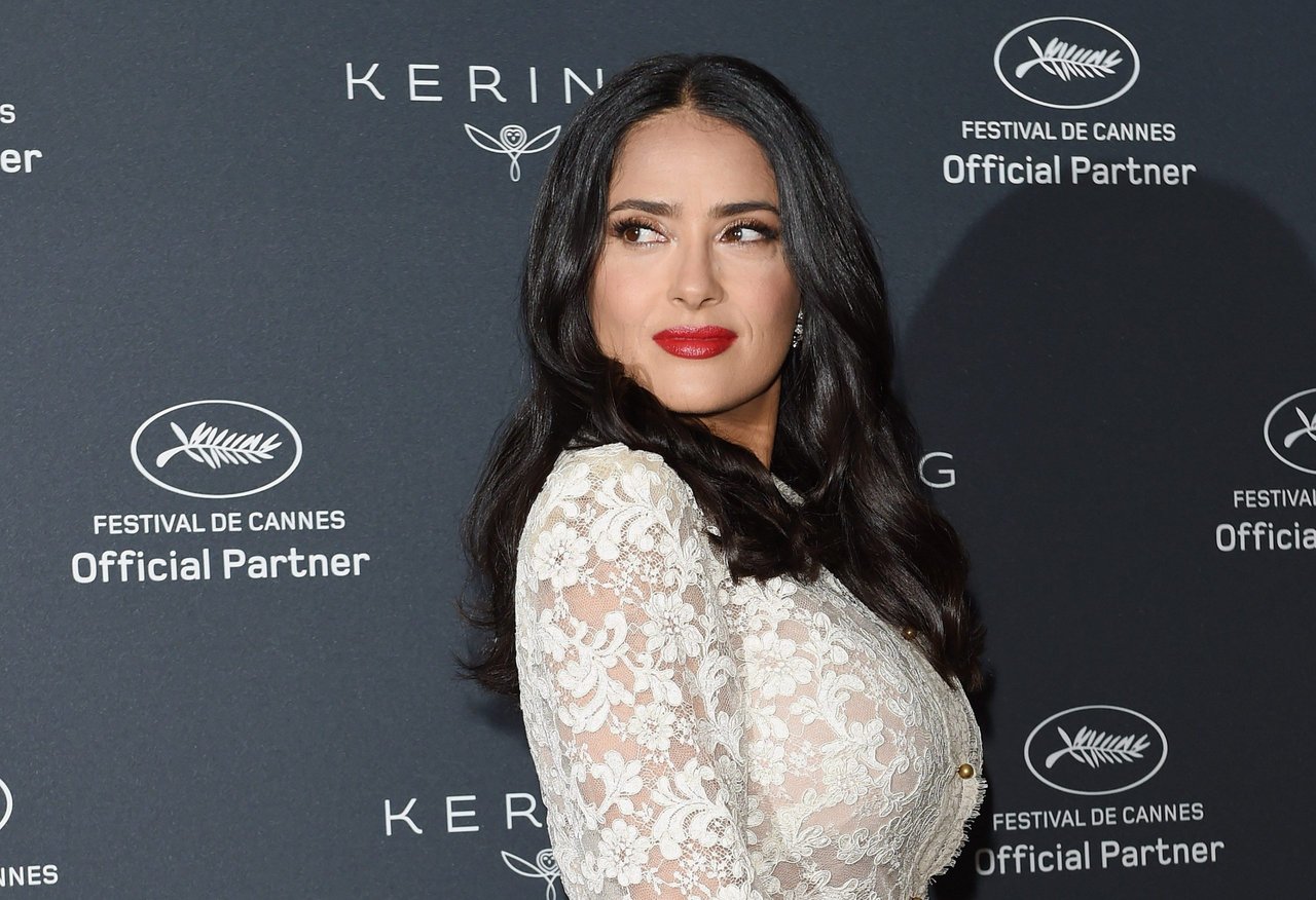 Salma Hayek enseña a Ana Bárbara cómo mostrar sus pechos sin caer en lo ‘vulgar’ (FOTOS)
