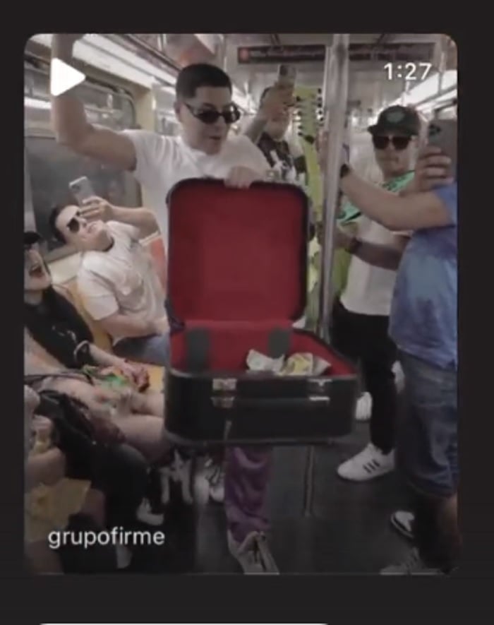 Les dicen 'ridículos' a los integrantes del Grupo Firme por cantar en el metro de Nueva York