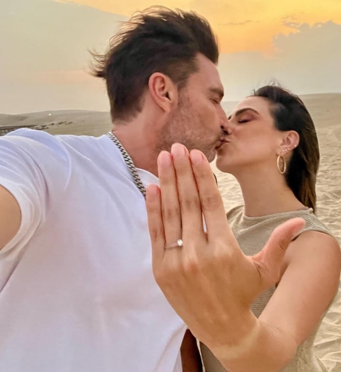 Mientras tanto, Julián Gil le propuso matrimonio a su novia
