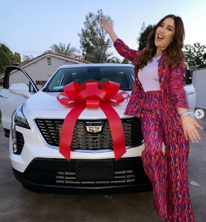 Larry Hernández se luce con la troca que le regaló a su esposa