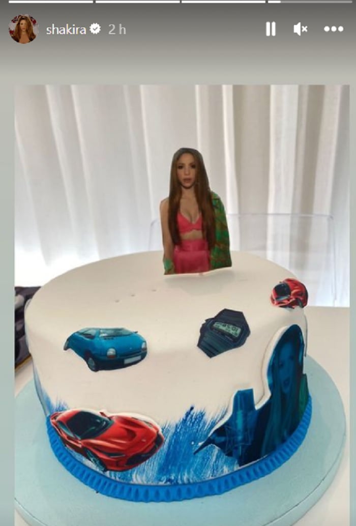 Shakira 'presume' algunos de los regalos que le han hecho llegar