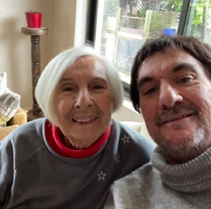 Álvaro Henríquez, vocalista de Los Tres, está de luto por la muerte de su madre