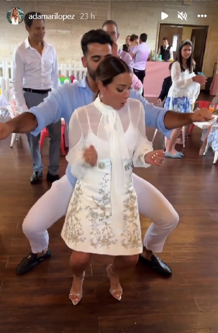 ¿Con quién está bailando Adamari López?