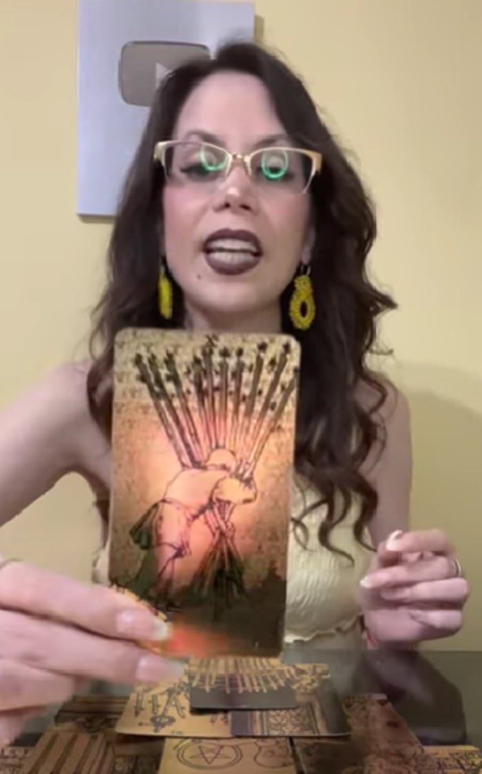 Hija de Nostradamus predice que un artista se suicidará