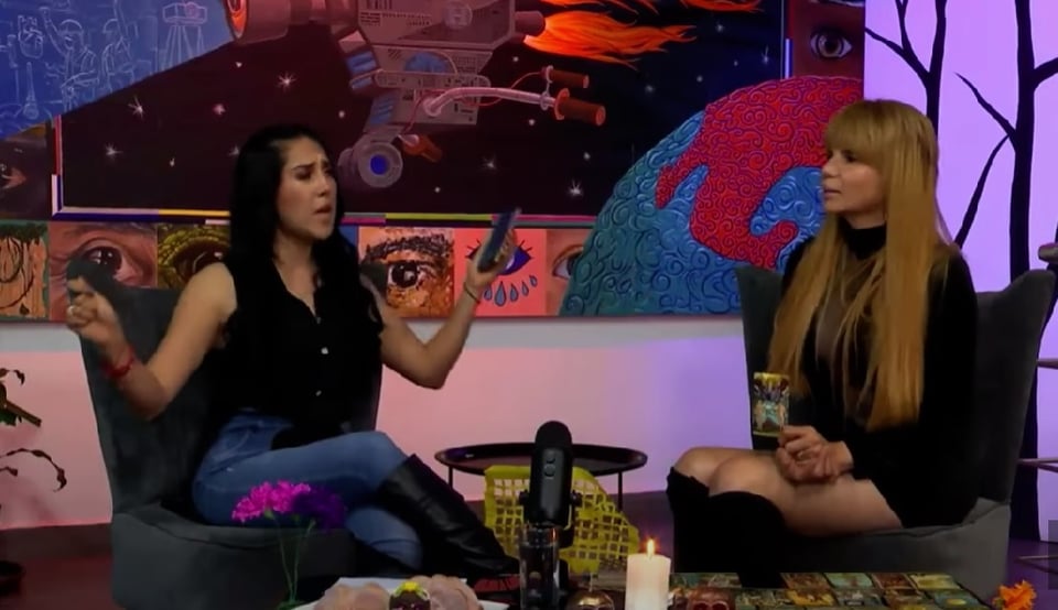 Mhoni Vidente throws the cards at Gerard Piqué