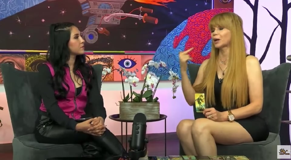 La carta de la Estrella está detrás de Sylvia Pasquel