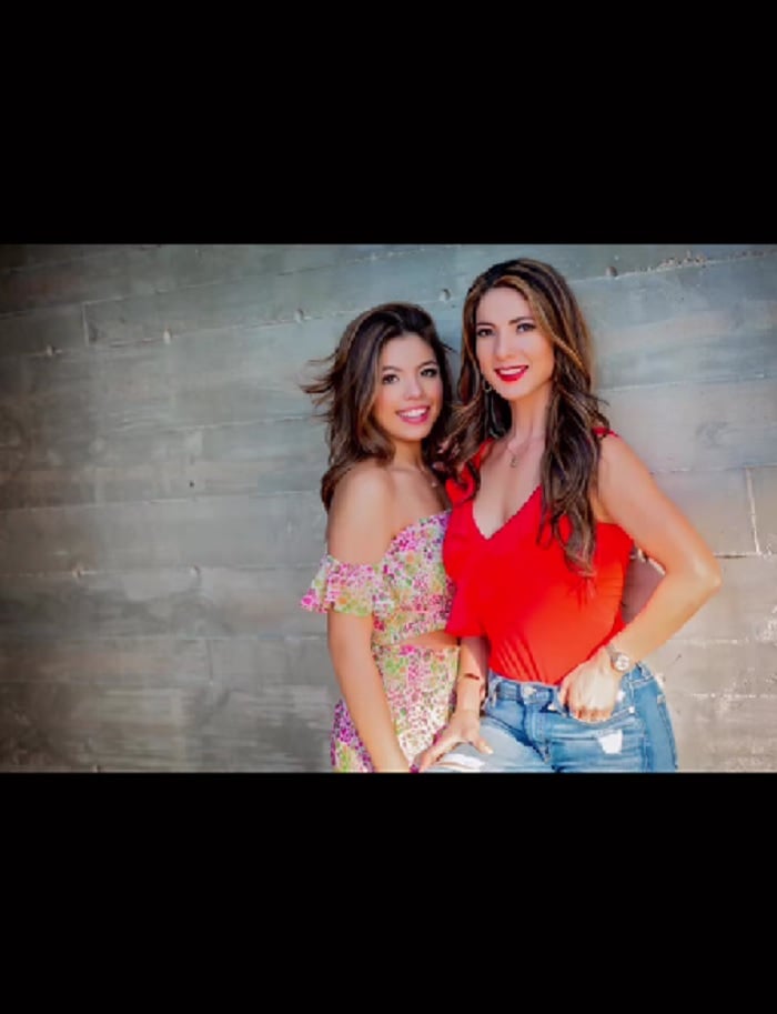 El gran parecido entre madre e hija