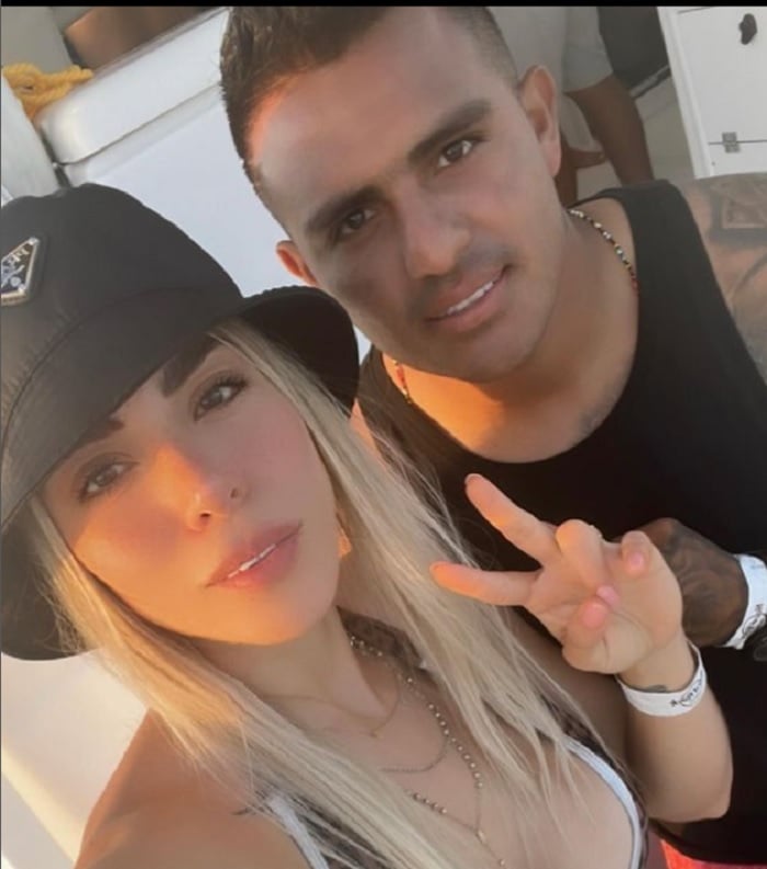ayuda a su esposa a promocionar su cuenta de OnlyFans