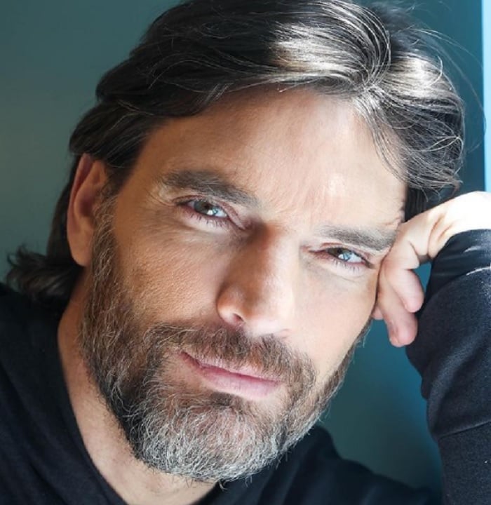 Julián Gil no puede ocultar su tristeza por el distanciamiento de su hijo