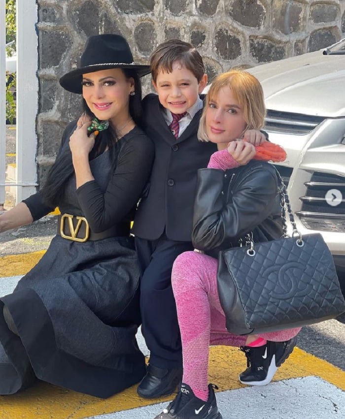 Maribel Guardia lució un outfit 'color negro cuervo'