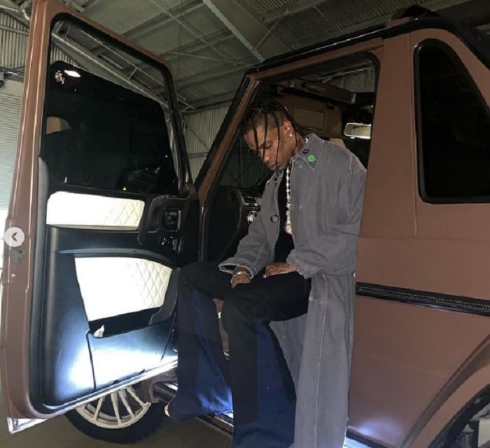 No podían faltar los Mercedes Benz en la colección de Travis Scott