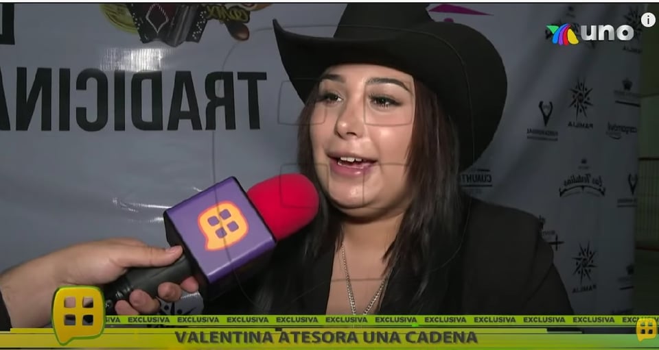 La joven no se desprende de un valioso recuerdo