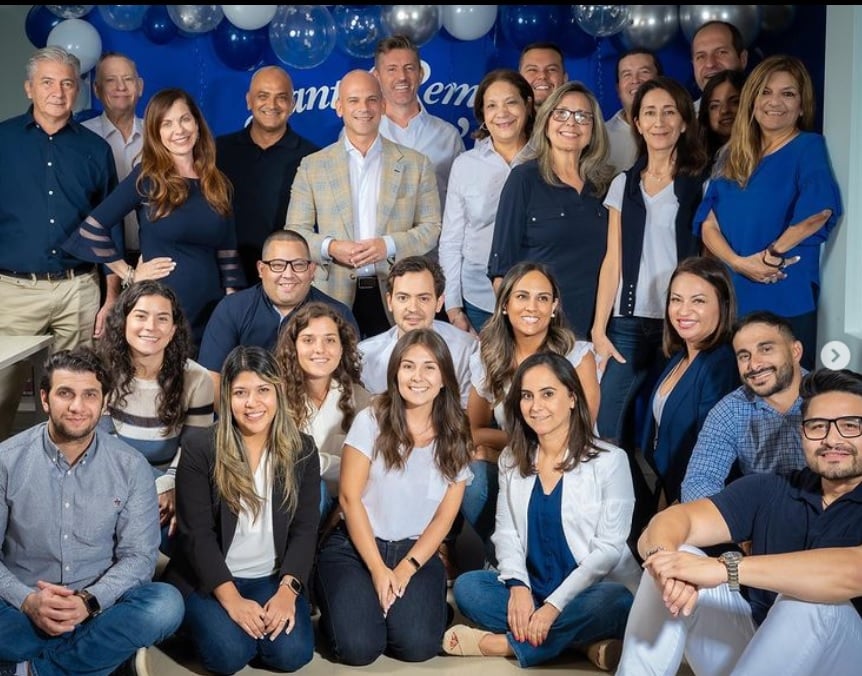 Dr Juan Rivera celebra el segundo aniversario de Santo remedio