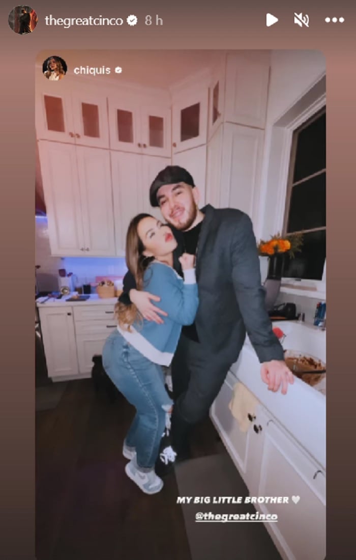 Chiquis Rivera posa con 'su hermanito'