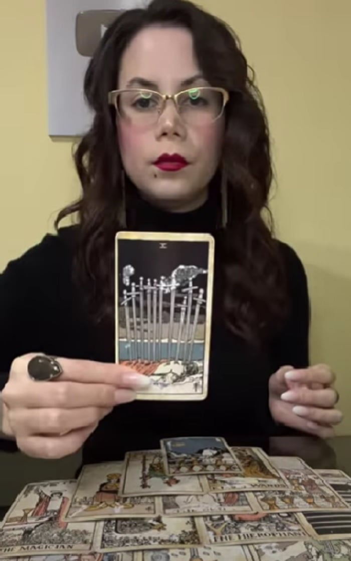 "La economía se va a estancar", asegura la Hija de Nostradamus