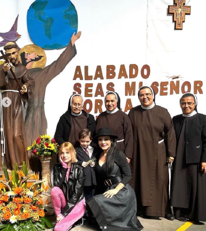 Critican que Maribel Guardia no sabe vestir 'de forma formal'