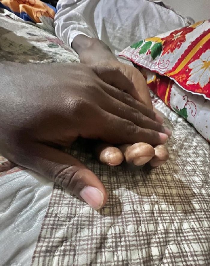 Samith se despide de su padre, Víctor Reyes