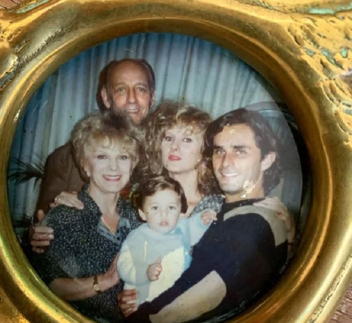 They tell Sebastián Zurita that his mother "she was a beautiful woman"