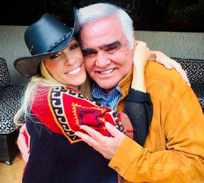 Yuri asks for Vicente Fernández's health