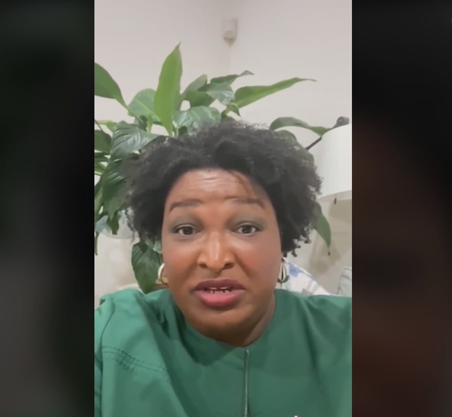 STACEY ABRAMS COMPARTE ANUNCIO EN ESPAÑOL