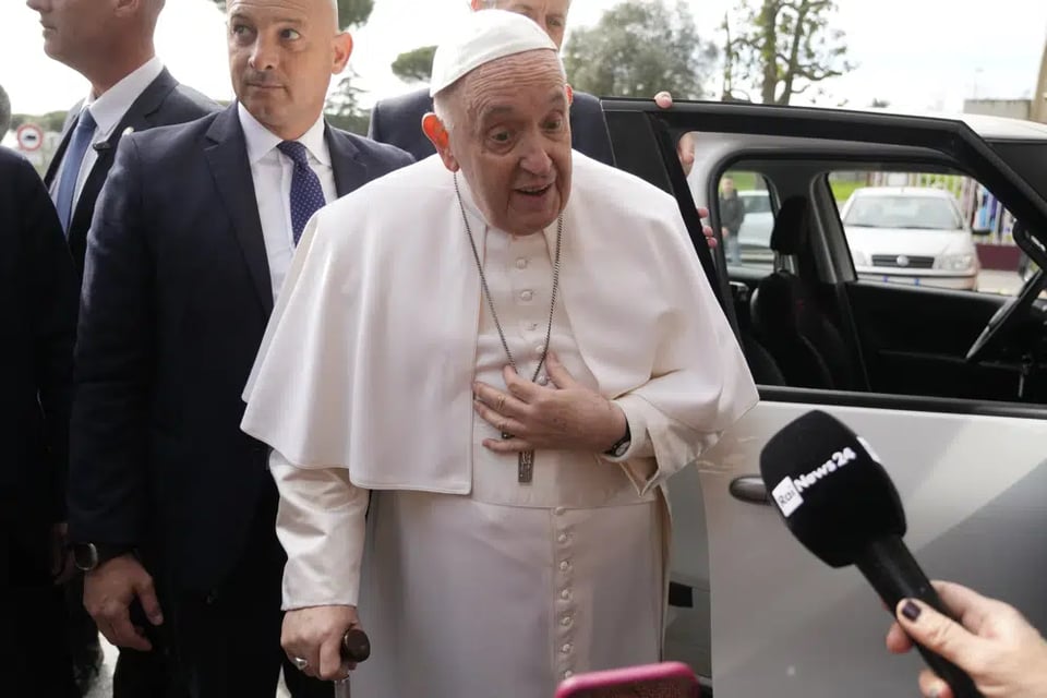 Papa Francisco sale del hospital: Bromeo con tofdos