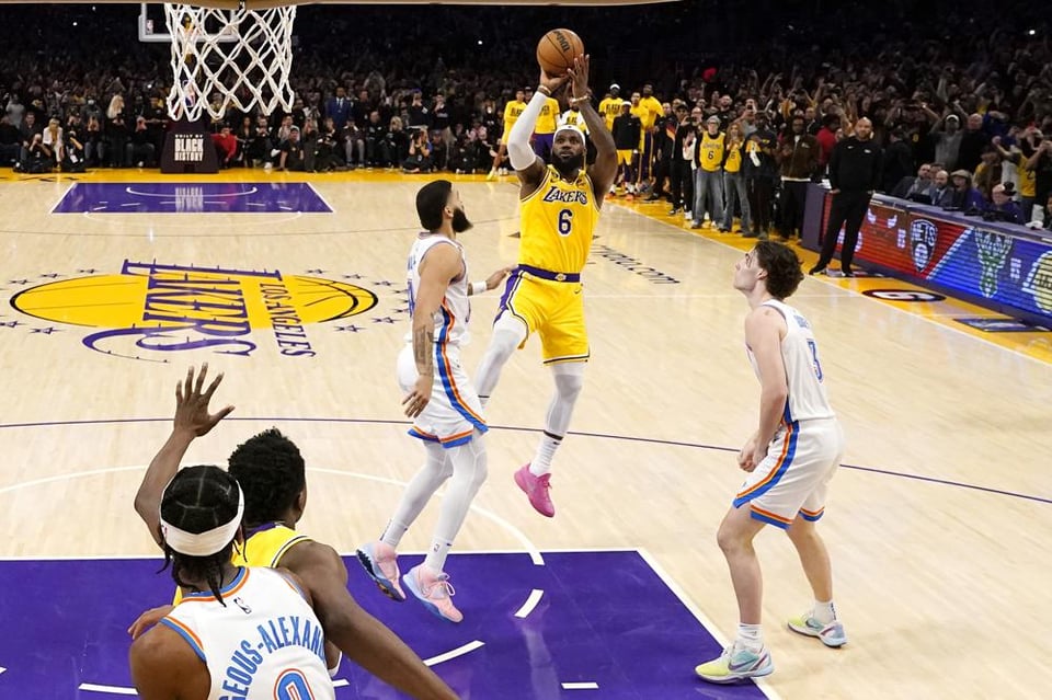 LeBron James fuera semanas: Continuó jugando