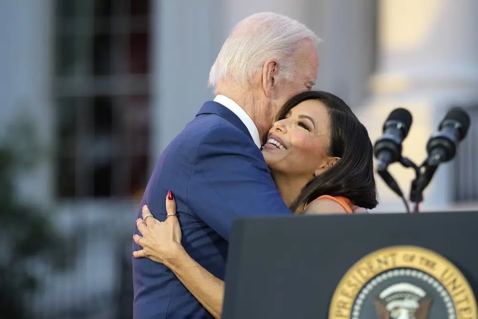 Biden aparece tocando a Eva Longoria