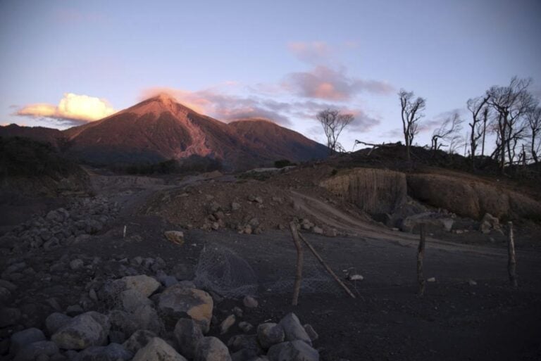 Volcán entra en Erupción y ordenan evacuar