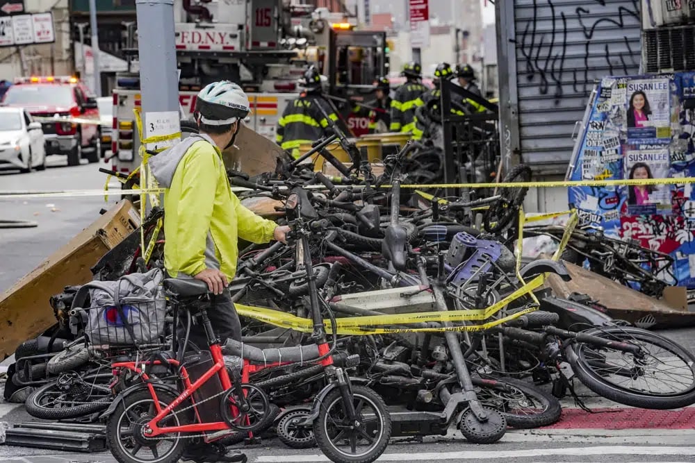 4 muertos tras incendio en tienda de bicicletas eléctricas