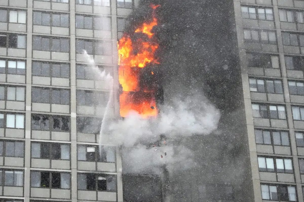 Gran incendio en edificio de Chicago deja saldo mortal