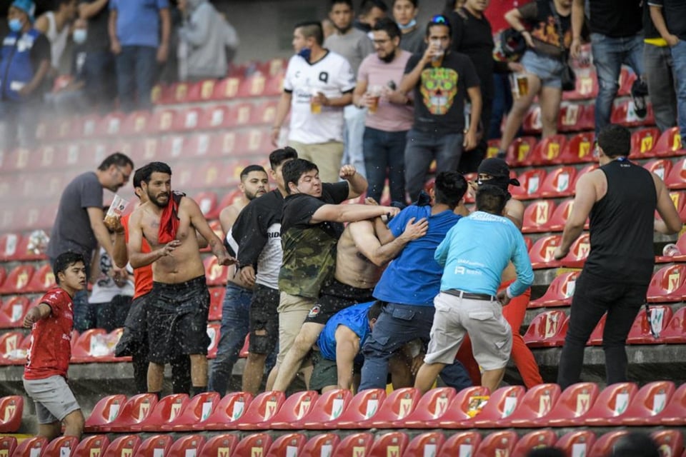 Mamá de detenido por trifulca en estadio confirma sospechas y dice que tiene el corazón roto (VIDEO)