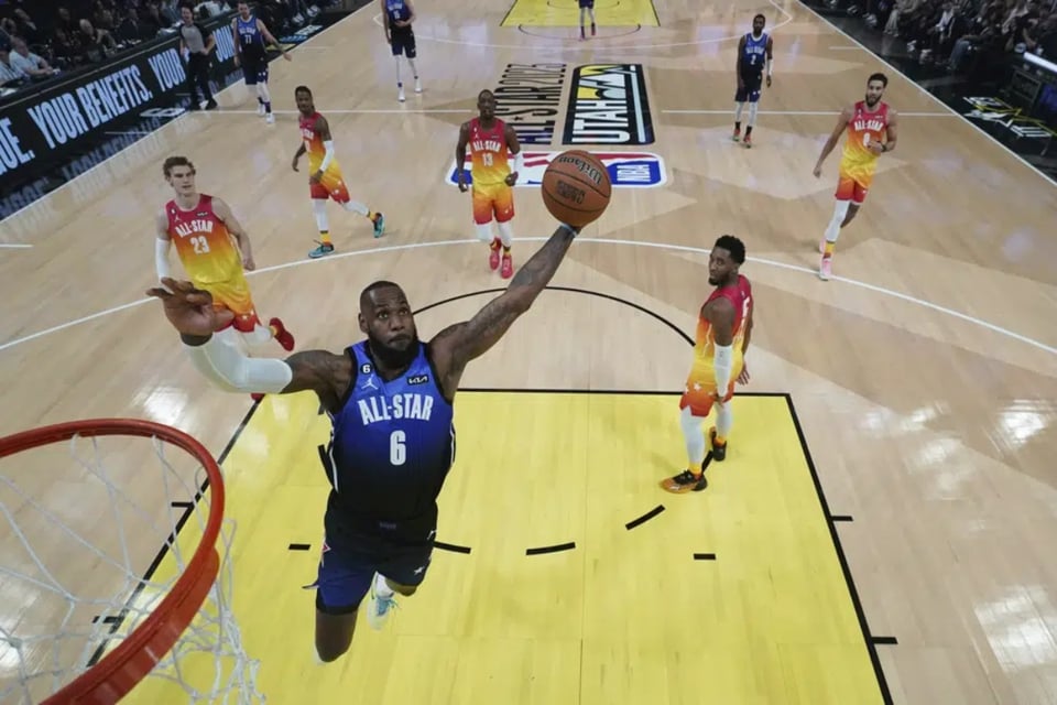 LeBron James estará fuera 3 semanas por una lesión en el pie