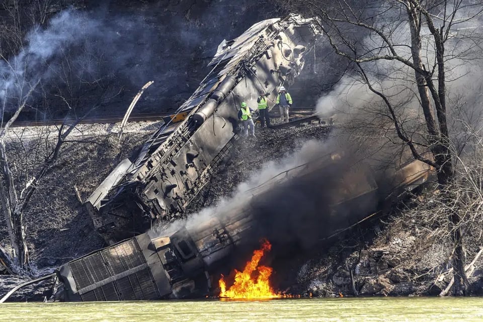 Descarrilamiento de tren deja múltiples heridos y combustible derramado en río