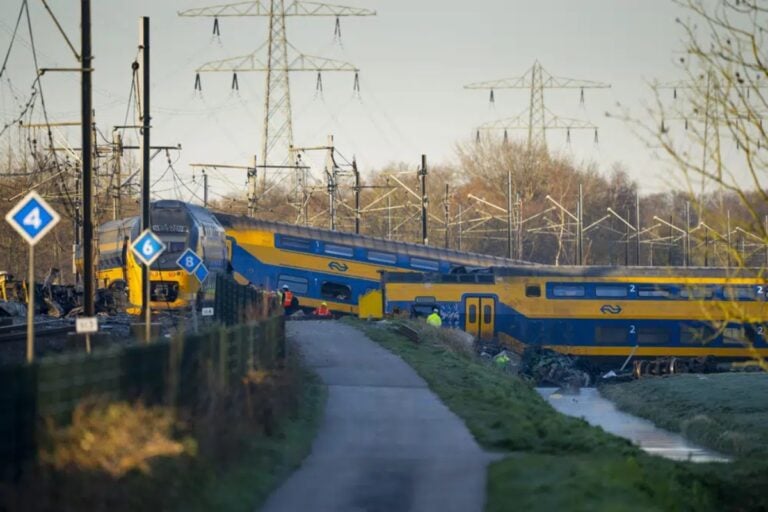 Descarrilamiento de tren en Holanda deja saldo mortal