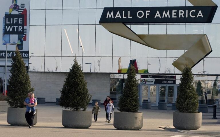 Reportan posible sospechoso armado en el Mall of America y dejan a clientes encerrados