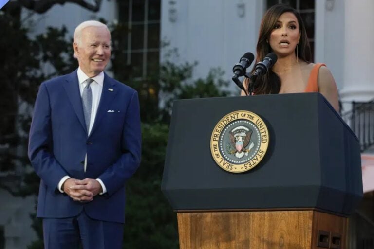 Acusan a Joe Biden de tocar indebidamente a Eva Longoria en la Casa Blanca