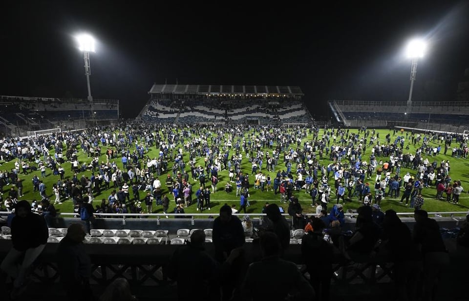 Suspenden juego fútbol argentino por violencia
