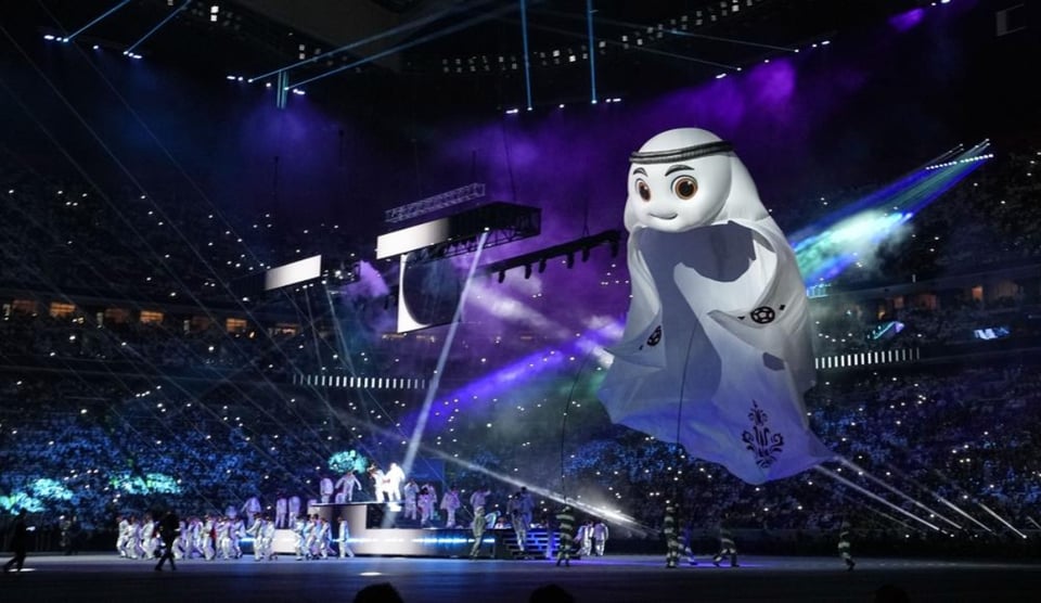 Aficionado hispano hacer enojar a qataríes por hacer seña de ‘soborno’ en el Mundial (VIDEO)