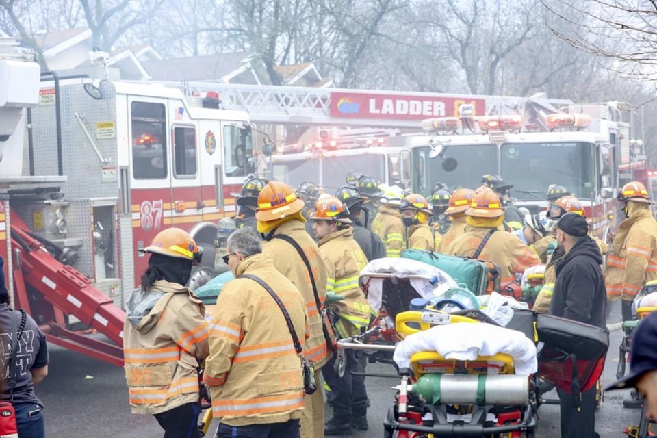 22 bomberos terminaron heridos tras atender un incendio en Staten Island