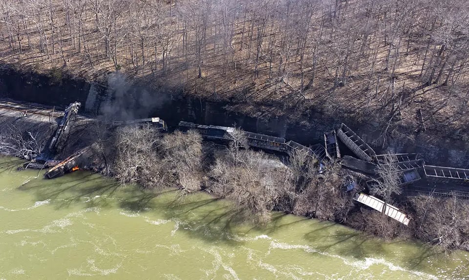 Derrame de combustible en río