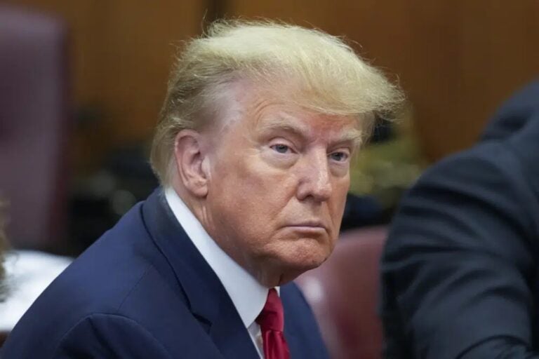 Aparece la primera foto de Donald Trump bajo custodia