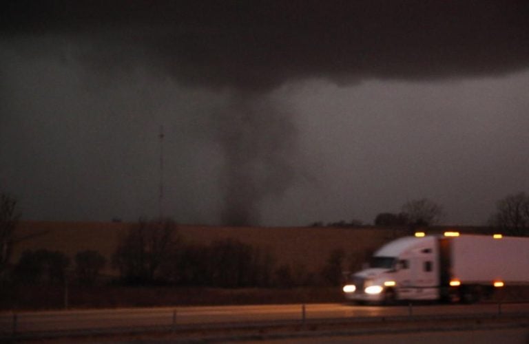 Tornado destroza casas y autos en el suroeste de Florida