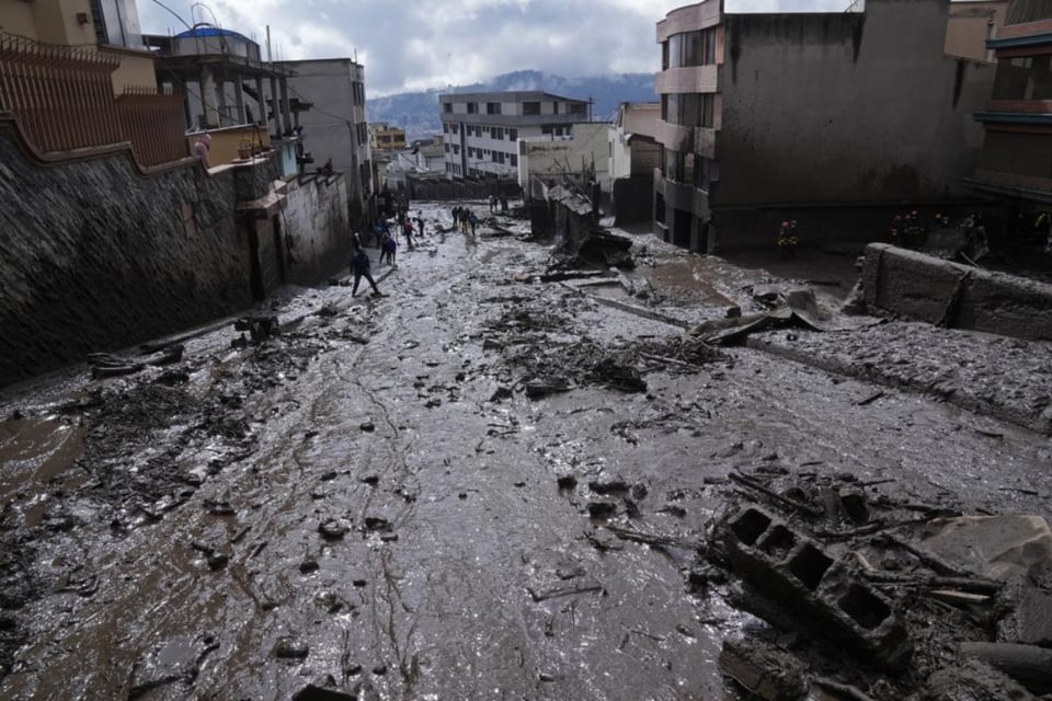 Aumenta a 24 el número de muertos tras aluvión de lodo y escombros en Ecuador (FOTOS)