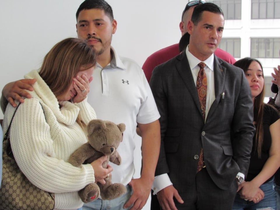 Padres de niña hispana que murió por disparo piden justicia para su hija