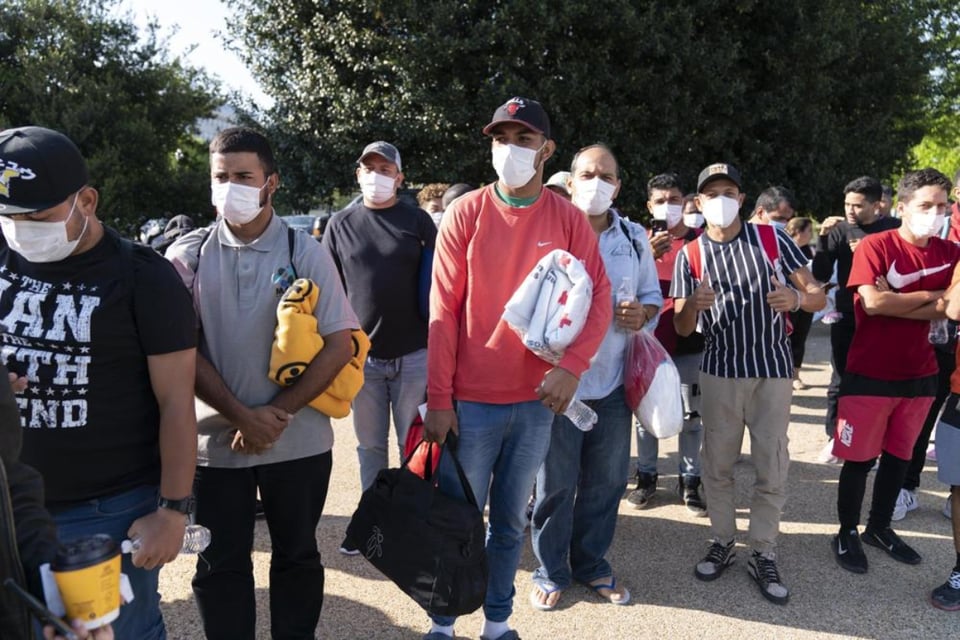 Alcaldes demócratas piden ayuda a Biden para recibir migrantes featured image