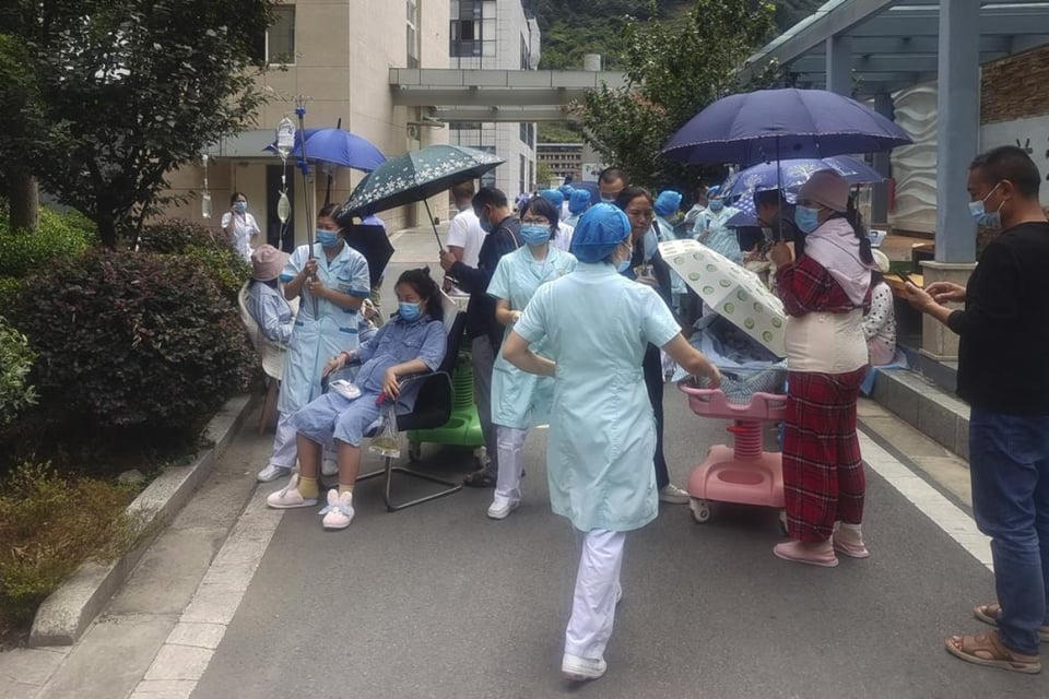Número de muertos por sismo en China aumenta a 65 y autoridades confinan a millones