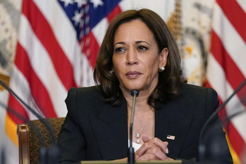 Texas manda buses con centenar de migrantes a la residencia de Kamala Harris