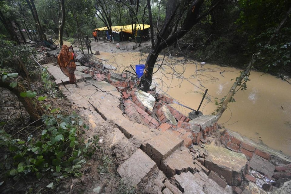 Derrumbe de estructuras por lluvias dejan 12 muertos en India