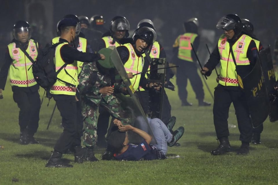Policía de Indonesia investiga lanzamiento de gas lacrimógeno en partido de fútbol