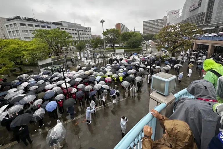 Lanzan ‘bomba’ contra primer ministro japonés en acto de campaña